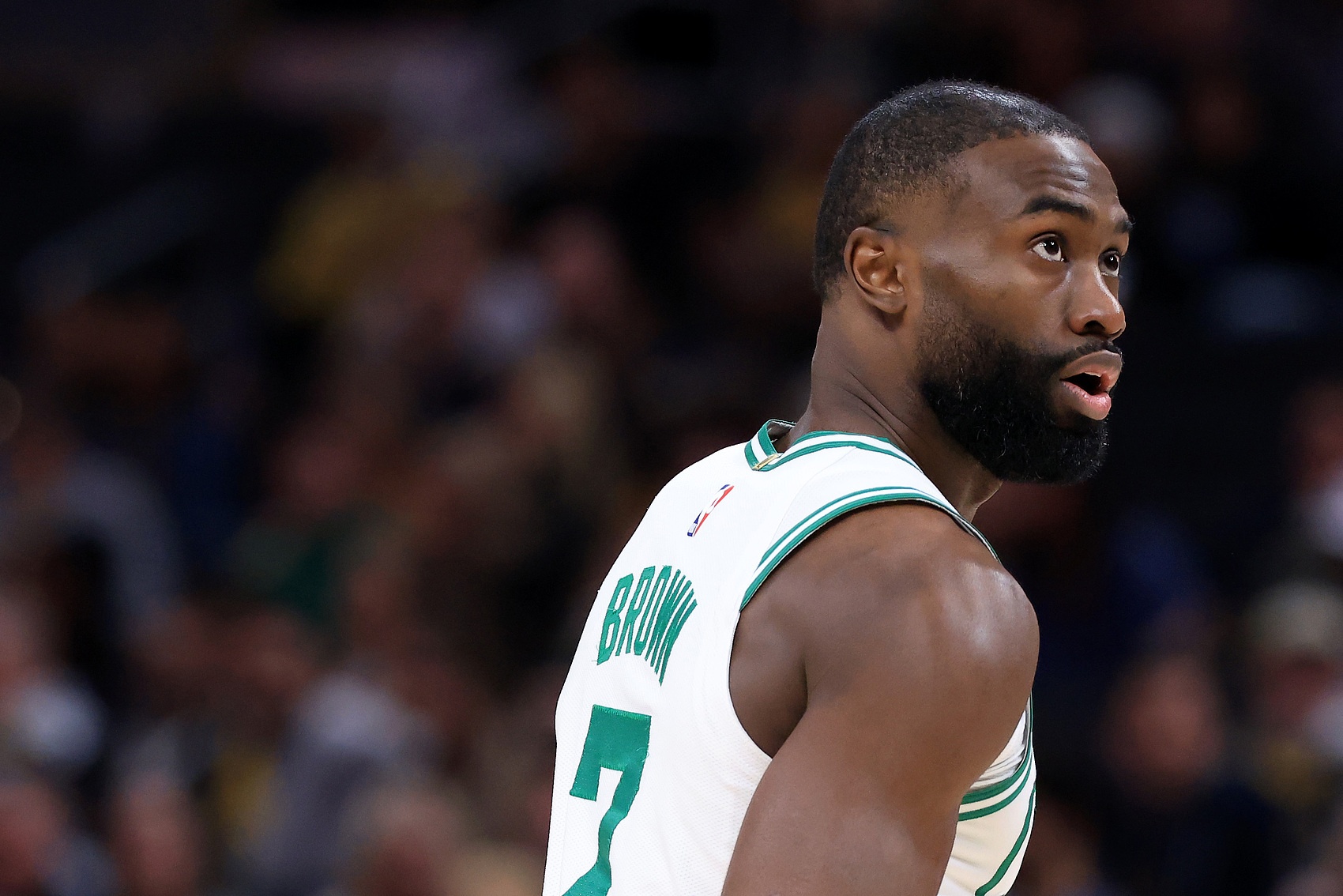 九游游戏平台-今儿不在状态啊！杰伦·布朗半场9投仅3中&amp;有4失误 正负值-17