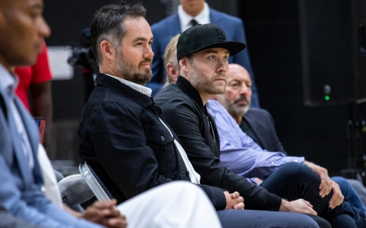 九游游戏平台-出售平分百亿估值！湖人出售前 巴斯兄妹每年就只有300-500万分红