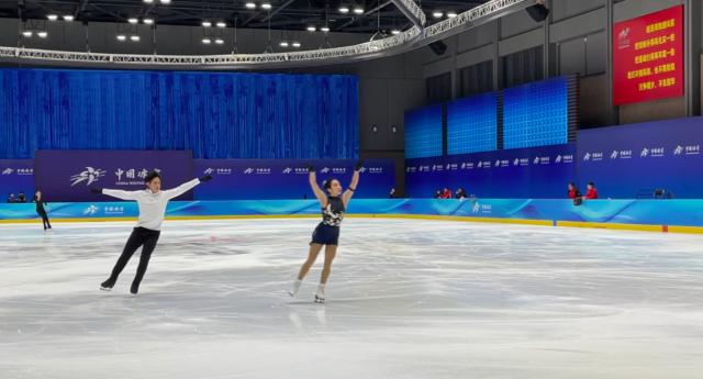 九游游戏平台-冬奥前中国双人滑“磨”单跳 赵宏博：与对手比“稳”