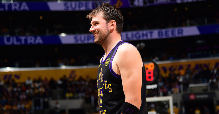 jiuyou游戏中心-东契奇单场贡献至少40分10助攻且0失误 成为湖人队史首人|北京|奥斯卡-罗伯特森|克利夫兰骑士队|卢卡-东契奇|洛杉矶湖人队_新浪体育_新浪新闻